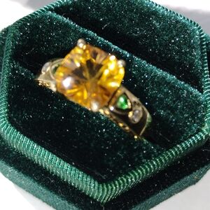 Elegant 18kt Gold and Green Gemstone Ring